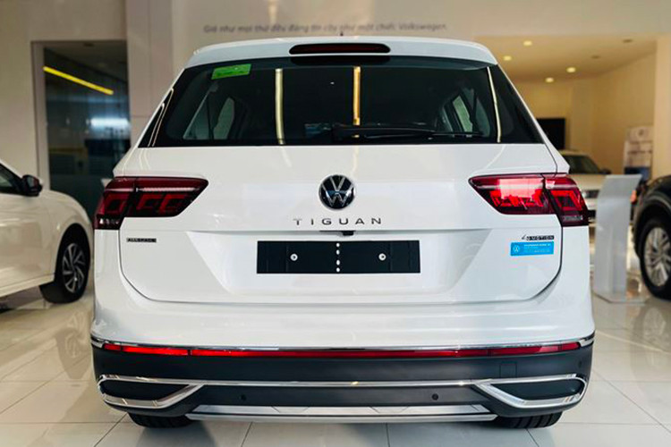 Động cơ của Volkswagen Tiguan 2021 là máy xăng 4 xi-lanh, tăng áp, dung tích 2.0L với công suất tối đa 180 mã lực và mô-men xoắn cực đại 320 Nm. Động cơ đi kèm với hộp số tự động 8 cấp và hệ dẫn động 4 bánh toàn thời gian. Xe có 4 chế độ lái là Normal (Bình thường), Snow (tuyết), Offroad và Offroad Individual (Tùy chỉnh).