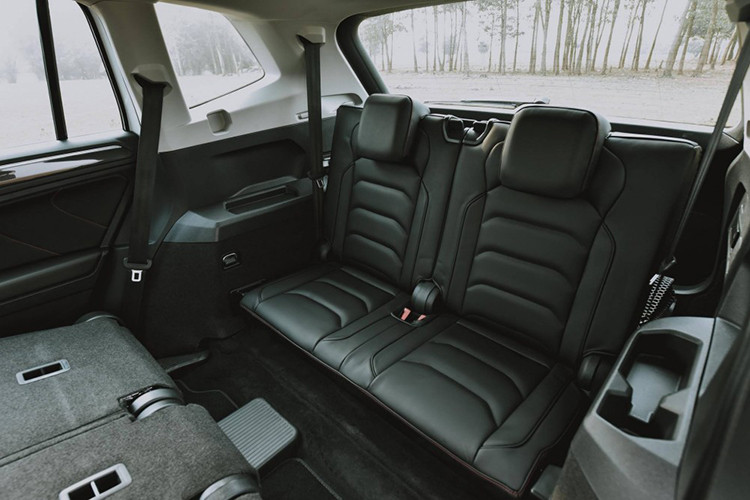 Tiguan sở hữu thiết kế đơn giản và đậm chất Volkswagen. Xe sở hữu nhiều chi tiết nằm ngang ở cả phía trước lẫn phía sau nên trông khá rộng và bề thế. Điểm nhấn của mẫu SUV 7 chỗ này nằm ở lưới tản nhiệt mạ crôm, cụm đèn pha LED tự động bật/tắt, chủ động điều chỉnh khoảng chiếu sáng, mở rộng góc chiếu khi vào cua, đèn chờ dẫn đường,...