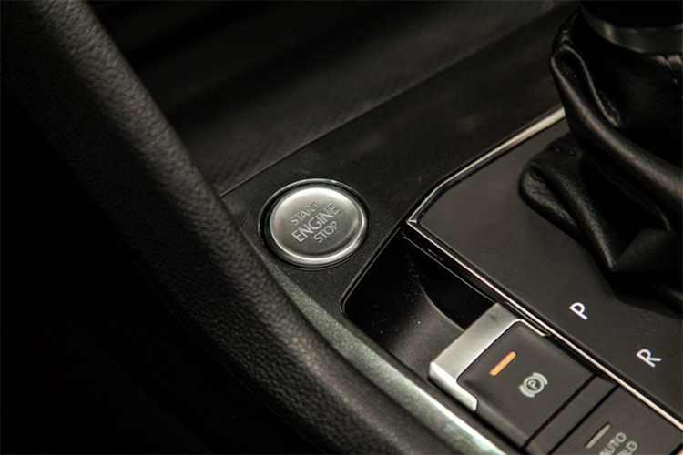 Bên trong xe sở hữu ghế thể thao ergoActive chỉnh 14 hướng, tích hợp sưởi/nhớ vị trí/massage, bảng đồng hồ kỹ thuật số 12,3 inch, màn hình cảm ứng trung tâm 8 inch, kết nối Apple CarPlay/Auto Android, hệ thống âm thanh Dynaudio 8 loa, điều hòa tự động 3 vùng độc lập, phanh tay điện tử, tự động giữ phanh tạm thời, màn hình hiển thị thông tin kính lái HUD.