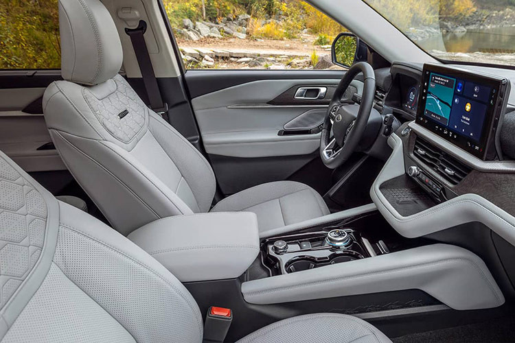 Phần lớn chất liệu nhựa đã biến mất tại khoang lái và chỉ xuất hiện lại phía sau. Hàng ghế 3 có không gian vẫn vậy khi chỉ đủ chỗ cho người dùng chứ không thể duỗi chân thoải mái. Ngoài ra, Ford còn trang bị cho xe sạc không dây, 8 cổng USB-C và 3 ổ cắm 12V.