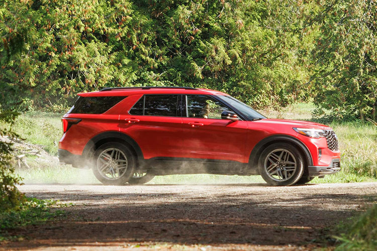 Cung cấp sức mạnh cho Ford Explorer 2025 tại thị trường Mỹ sẽ vẫn là hai tùy chọn động cơ. Thứ nhất là động cơ EcoBoost 2.3L 4 xi-lanh, sản sinh công suất 300 mã lực và mô-men xoắn 420 Nm.