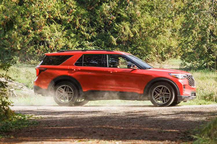 Cung cấp sức mạnh cho Ford Explorer 2025 tại thị trường Mỹ sẽ vẫn là hai tùy chọn động cơ. Thứ nhất là động cơ EcoBoost 2.3L 4 xi-lanh, sản sinh công suất 300 mã lực và mô-men xoắn 420 Nm.