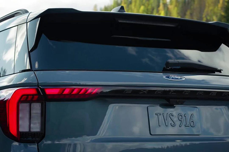 Kiểu dáng đèn hậu được kế thừa từ Explorer cũ nhưng có đồ họa sắc nét hơn và kéo dài đến tận cửa cốp. Bên cạnh đó, hãng còn bổ sung cho xe màu sơn xanh Vapor Blue Metallic hoàn toàn mới.