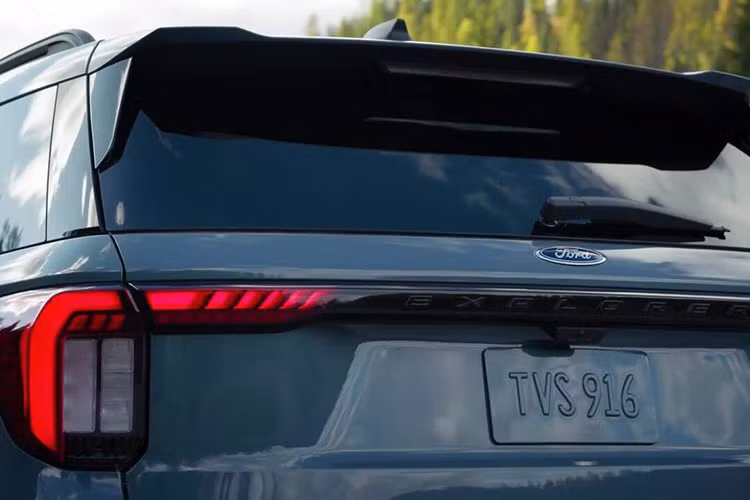 Kiểu dáng đèn hậu được kế thừa từ Explorer cũ nhưng có đồ họa sắc nét hơn và kéo dài đến tận cửa cốp. Bên cạnh đó, hãng còn bổ sung cho xe màu sơn xanh Vapor Blue Metallic hoàn toàn mới.