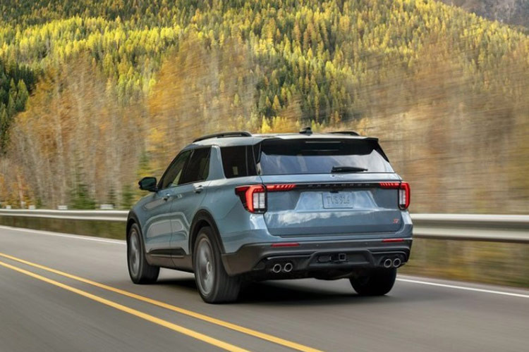 Ở phiên bản nào, mẫu xe SUV Ford Explorer 2025 cũng được trang bị lưới tản nhiệt mới với kích thước lớn hơn trước, cụm đèn pha thu nhỏ lại và cản trước cải tiến với khe gió mới.