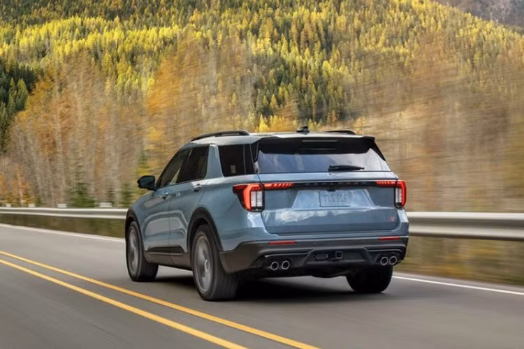 Ở phiên bản nào, mẫu xe SUV Ford Explorer 2025 cũng được trang bị lưới tản nhiệt mới với kích thước lớn hơn trước, cụm đèn pha thu nhỏ lại và cản trước cải tiến với khe gió mới.