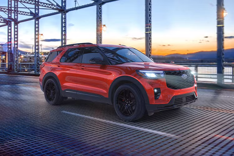 Thứ hai là động cơ EcoBoost 3.0 V6 cho công suất tối đa 400 mã lực và mô-men xoắn cực đại 563 Nm. Cả hai tùy chọn động cơ đều đi kèm hộp số tự động 10 cấp và hệ dẫn động cầu sau hoặc dẫn động 4WD. Mức giá xe Ford Explorer 2025 khởi điểm dao động từ là 41.350 USD - 70.000 USD (tương đương 1,05 - 1,78 tỷ đồng), tùy phiên bản.