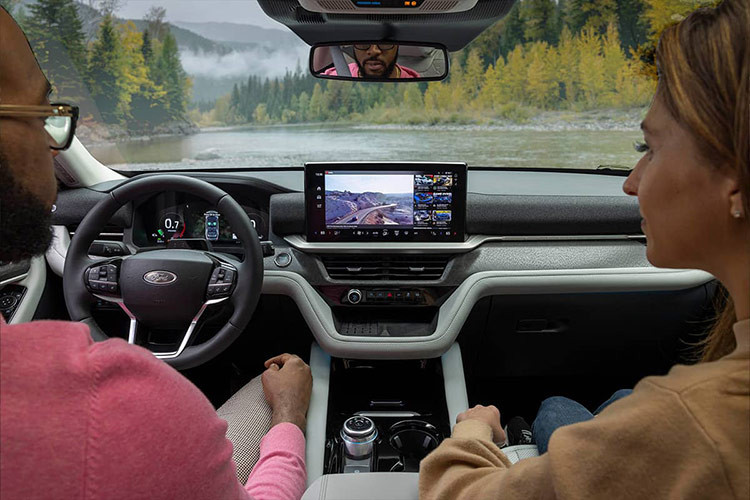 Về nội thất, bên trong khoang cabin của Ford Explorer được nâng cấp khá nhiều. Xe có màn hình thông tin giải trí 13,2 inch nằm ngang kết hợp với cụm đồng hồ kỹ thuật số 12,3 inch. Màn hình được tích hợp hệ thống thông tin giải trí “Ford Digital Experience” mới do Google phát triển.