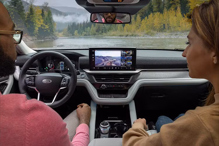 Về nội thất, bên trong khoang cabin của Ford Explorer được nâng cấp khá nhiều. Xe có màn hình thông tin giải trí 13,2 inch nằm ngang kết hợp với cụm đồng hồ kỹ thuật số 12,3 inch. Màn hình được tích hợp hệ thống thông tin giải trí “Ford Digital Experience” mới do Google phát triển.