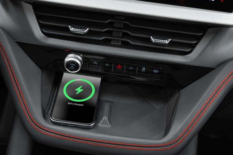 Ford cũng cho biết, hãng đã cải thiện chất lượng vật liệu trong cabin của Explorer 2025. Chỉ khâu tương phản nổi bật, ốp giả kim loại, các bề mặt đen bóng cũ được thay bằng đen nhám dễ sử dụng và lau chùi hơn.