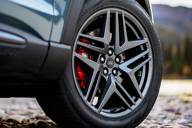 Ngoài ra bản ST cao cấp nhất của Ford Explorer 2025 sẽ được trang bị nóc màu đen tùy chọn và vành hợp kim 21 inch sơn màu xám Magnetite mới.