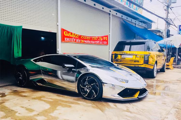 Sau khi "mạ vàng" cho chiếc SUV hạng sang Range Rover, đại gia Bạc Liêu cũng tiếp tục thay áo mới cho chiếc xe còn lại trong garage của mình là siêu xe Lamborghini Huracan nhưng với dàn áo màu bạc. Bộ áo mới cho chiếc siêu xe Lamborghini Huracan LP610-4 tại này được mạ crôm bóng đến mức có thể soi gương.