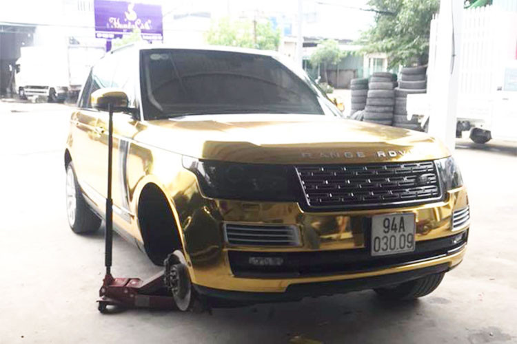 Bộ áo vàng crôm được trang trí bằng decal đã giúp cho chiếc Range Rover này ngoại hình cực kỳ bắt mắt và thu hút không ít sự chú ý của người đi đường. Quá trình thực hiện thay đổi màu sơn cho chiếc SUV hạng sang của đại gia siêu xe tại Bạc Liêu được thực hiện bằng phương pháp dán đổi màu đề-can và mất khoảng 1 ngày thi công.