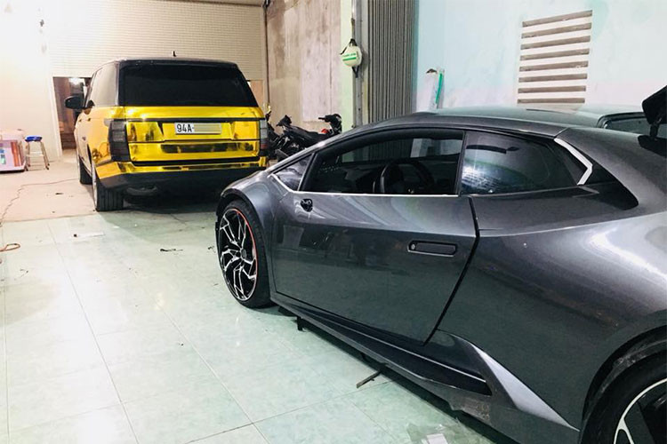 Đây là chiếc Lamborghini Huracan bản LP610-4 cao cấp nhất. Xe được trang bị động cơ V10, dung tích 5,2 lít, công suất 610 mã lực và mô-men xoắn 560 Nm, kết hợp hộp số ly hợp kép 7 cấp và hệ dẫn động 4 bánh. Xe được đại gia Bạc Liêu sắm sau khi bán chiếc Audi R8 V10 Plus.