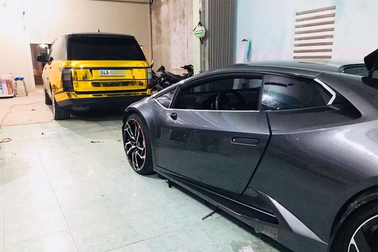 Đây là chiếc Lamborghini Huracan bản LP610-4 cao cấp nhất. Xe được trang bị động cơ V10, dung tích 5,2 lít, công suất 610 mã lực và mô-men xoắn 560 Nm, kết hợp hộp số ly hợp kép 7 cấp và hệ dẫn động 4 bánh. Xe được đại gia Bạc Liêu sắm sau khi bán chiếc Audi R8 V10 Plus.