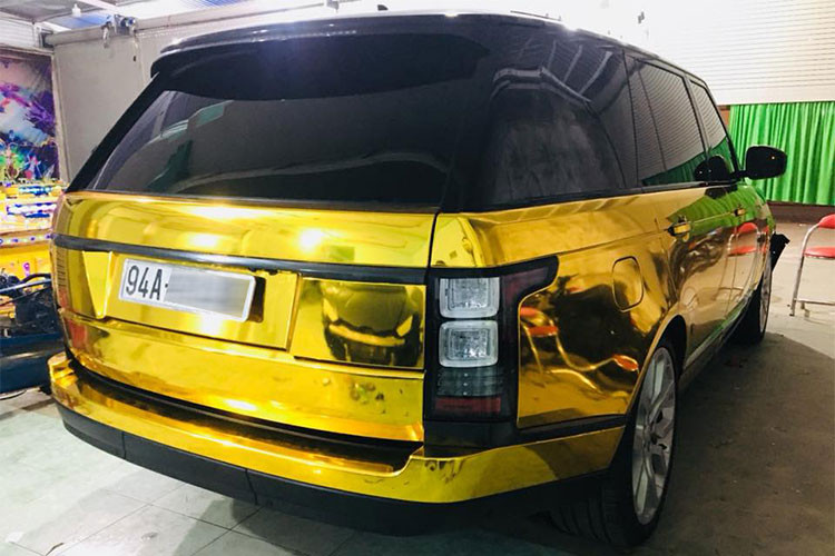 Được biết, đây là chiếc Range Rover HSE có giá hàng tỷ đồng tại Việt Nam. Chiếc SUV hạng sang này được trang bị động cơ tăng áp, dung tích 3.0 lít, sản sinh công suất tối đa 254 mã lực, mô-men xoắn cực đại 600 Nm. Động cơ kết hợp cùng hộp số tự động 8 cấp và hệ dẫn động 4 bánh.