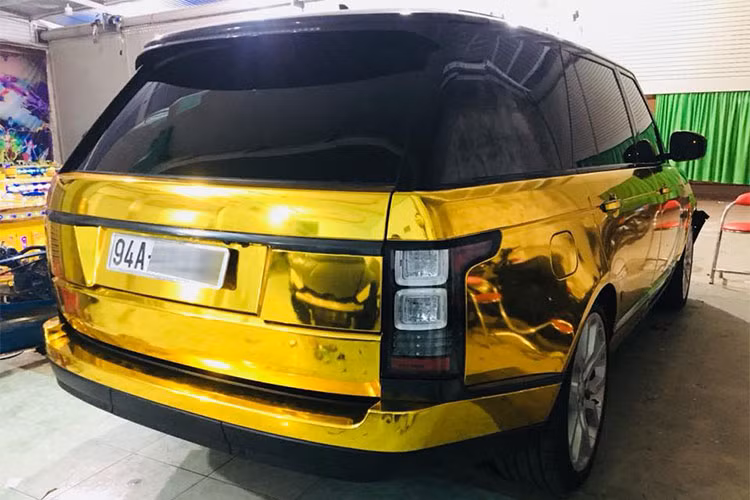 Được biết, đây là chiếc Range Rover HSE có giá hàng tỷ đồng tại Việt Nam. Chiếc SUV hạng sang này được trang bị động cơ tăng áp, dung tích 3.0 lít, sản sinh công suất tối đa 254 mã lực, mô-men xoắn cực đại 600 Nm. Động cơ kết hợp cùng hộp số tự động 8 cấp và hệ dẫn động 4 bánh.
