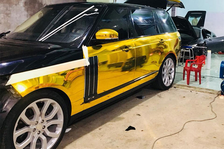 Chiếc SUV hạng sang Range Rover mới thay áo vàng crôm tại Bạc Liêu có bộ mâm 5 chấu kép tương tự như phiên bản HSE 3.0L, tuy nhiên, đèn hậu của chiếc SUV hạng sang này lại thuộc các bản cao cấp nhất như Autobiography Black Edition hay SVAutobiography. Hiện chiếc Range Rover này đã được chủ nhân thay mâm mới 22 inch.