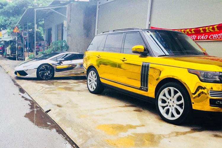 Được biết, ngoài Range Rover "mạ vàng", chủ nhân chiếc SUV hạng sang này còn sở hữu siêu xe Lamborghini Huracan LP610-4 màu xám trị giá khoảng hơn 20 tỷ đồng với ngoại thất độ body kit Verona Edizione bằng sợi carbon của hãng độ Vorsteiner, mâm bản giới hạn của PUR...