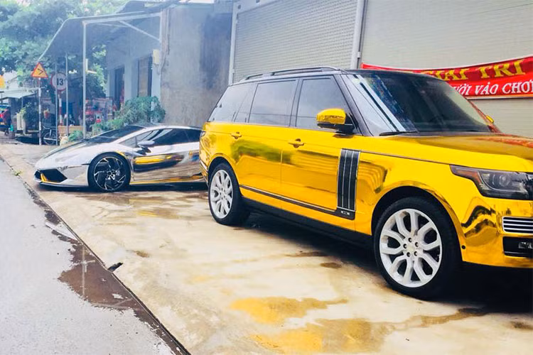 Được biết, ngoài Range Rover "mạ vàng", chủ nhân chiếc SUV hạng sang này còn sở hữu siêu xe Lamborghini Huracan LP610-4 màu xám trị giá khoảng hơn 20 tỷ đồng với ngoại thất độ body kit Verona Edizione bằng sợi carbon của hãng độ Vorsteiner, mâm bản giới hạn của PUR...
