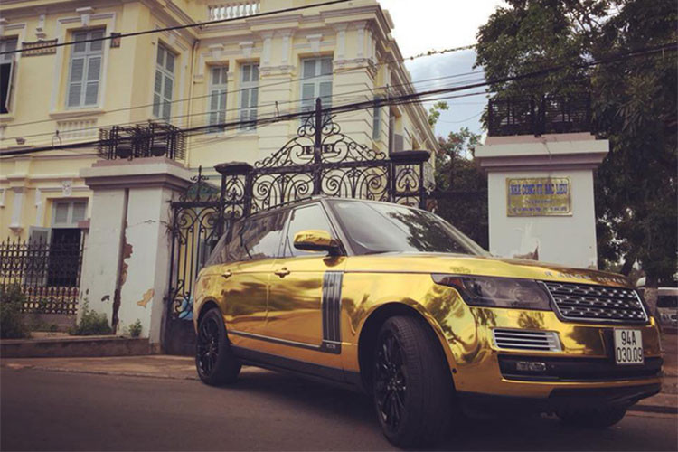 Một người chơi xe tại Bạc Liêu mới đây đã mạ vàng xe sang Range Rover. Ngay sau khi làm mới cho ngoại thất của chiếc SUV hạng sang Range Rover tiền tỷ, chủ nhân đã ngay lặp tức đem xe đến trước dinh thự của công tử Bạc Liêu chụp ảnh và "show hàng" đưa lên mạng xã hội.