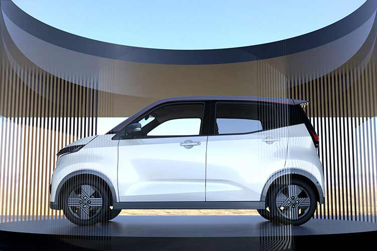 Là xe kei car nên Nissan Sakura sở hữu thiết kế vuông vức và nhỏ gọn điển hình. Nhờ kích thước "bé hạt tiêu", mẫu ôtô này có thể dễ dàng luồn lách trên những con đường hẹp tại các đô thị của Nhật Bản. Sở hữu chi phí vận hành thấp và được ưu đãi thuế nên Nissan Sakura đã trở thành lựa chọn hàng đầu của người lao động cũng như các gia đình sống ở ngoại thành.