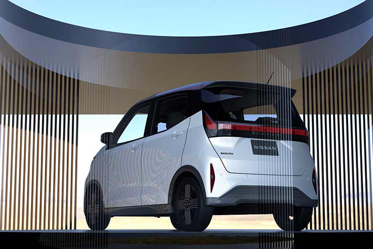 Theo một nhân viên tư vấn bán hàng tại đại lý Nissan ở thành phố Fujisawa, nhiều khách hàng mua Sakura làm xe dự phòng để chạy loanh quanh trong thành phố. Takatoshi Ehara (59 tuổi, trú tại quận Saitama) cho biết ông mua một chiếc Nissan Sakura để thay thế cho xe hybrid của gia đình. Lý do là bởi con cái của ông Ehara đã trưởng thành nên gia đình không cần xe cỡ lớn nữa.