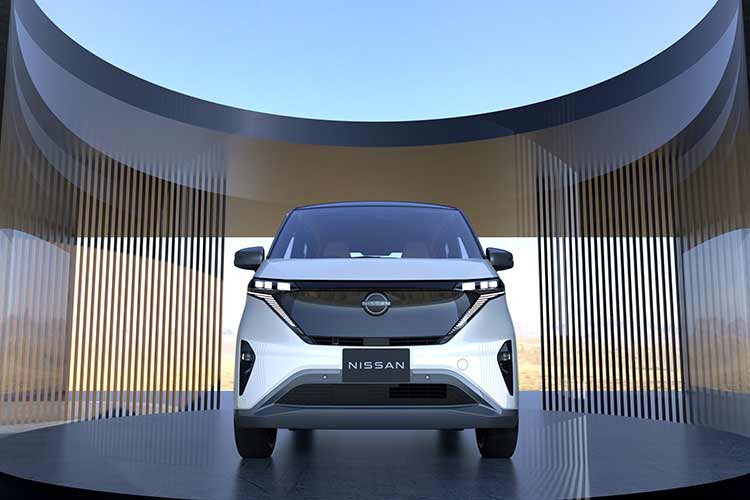 Được trang bị mô-tơ điện có khả năng tăng tốc nhanh hơn và tốc độ vượt trội so với xe kei car dùng máy xăng truyền thống, Nissan Sakura chạy điện mang đến trải nghiệm lái linh hoạt hơn ôtô cùng kích thước. Trong khi đó, pin của xe cho phạm vi hoạt động 180 km sau một lần sạc đầy, ngoài ra người dùng có thể sạc đầy pin cho xe qua đêm bằng nguồn điện dân dụng.