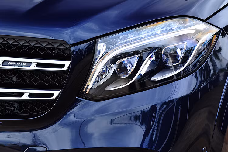 Cụ thể, cản trước của AMG GLS 63 lại có thêm các khe hút gió rộng theo phong cách thường thấy trên những chiếc Mercedes-AMG hiệu năng cao. Những chi tiết khác vẫn được giữ nguyên như lưới tản nhiệt dạng mắt cáo với thanh kim loại kép nằm ngang, đèn pha thông minh tích hợp đèn LED chiếu sáng ban ngày...