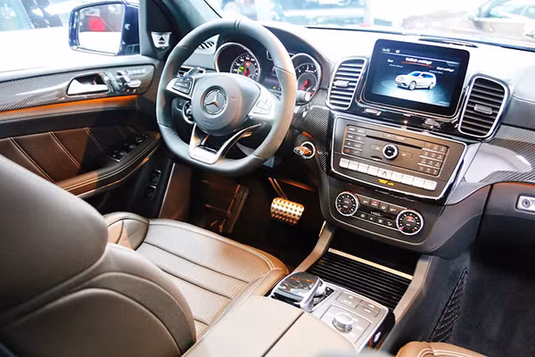 Bên trong nội thất, hệ thống thông tin giải trí của GLS 63 AMG 4MATIC có màn hình 8 inch mới dựng thẳng, mang phong cách máy tính bảng. Hệ thống thông tin giải trí của xe là loại COMAND Online mới nhất với chức năng điều khiển bằng giọng nói Linguatronic và tính năng định vị GPS có bản đồ Việt Nam. Vô-lăng của xe cũng có dạng 3 chấu thể thao hơn.