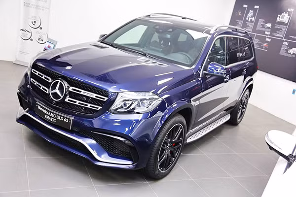 Mẫu xe hạng sang Mercedes-AMG GLS63 4MATIC là phiên bản cao cấp nhất và đồng thời cũng có hiệu năng mạnh mẽ nhất trong gia đình GLS-Class của Mercedes-Benz tại Việt Nam. Ở đợt nâng cấp mới nhất này, hãng xe đình đám của Đức muốn tái khẳng định lại rằng mẫu Mercedes GLS-Class có "vị trí như S-Class của thế giới SUV".