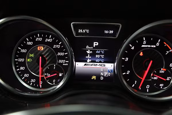 Hiện là một trong những dòng SUV cao cấp nhất do Mercedes sản xuất, GLS 63 AMG cũng sở hữu nhiều tiện nghi không thua kém sedan S-Class như; ghế ngồi bọc da cao cấp, đèn nội thất LED điều chỉnh 3 màu/3 mức sáng, dàn âm thanh hi-end Bang &amp; Olufsen BeoSound 14 loa 1400 watt,... hệ thống điều hòa nhiệt độ đa vùng, hỗ trợ kết nối Bluetooth, USB, AUX-in, chìa khóa thông minh, khởi động bằng nút bấm.