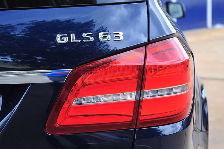Xe có kích thước dài 5.162 mm, rộng 1.982 mm, cao 1.850mm và chiều dài trục cơ sở ở mức 3.075 mm. Ở hai bên thân xe, GLS 63 AMG mới không có thay đổi lớn so với phiên bản cũ. Phía sau của mẫu xe SUV hạng sang này cũng có cản sau đặc trưng với 4 ống xả thể thao được chia thành 2 cặp kép, nằm ở 2 góc cản.