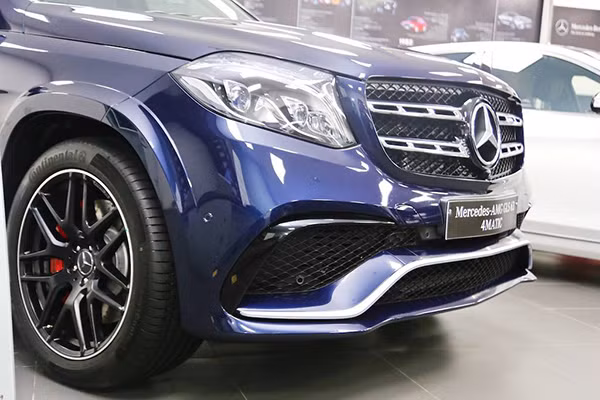 GLS 63 AMG sở hữu khối động cơ V8 5.5l tăng áp kép, công suất tối đa lên tới 585 mã lực cùng mô-men xoắn cực đại 760 Nm. Đi kèm là hộp số tự động 7 cấp thể thao AMG SPEEDSHIFT PLUS 7G-TRONIC và hệ thống dẫn động 4 bánh toàn thời gian 4MATIC. Với động cơ này, chiếc xe SUV cỡ lớn nặng tới 2580 kg vẫn có khả năng tăng tốc từ 0-100 km/h trong 4,6 giây và tốc độ tối đa giới hạn điện tử 250 Km/h.