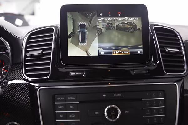 Là phiên bản thể thao AMG, xe được trang bị một số chi tiết trang trí nội thất đặc trưng như các tấm ốp sợi carbon, thảm sàn AMG, bảng đồng hồ AMG, các pedal thể thao... Hàng ghế trước thể thao với logo AMG trên tựa lưng, tích hợp sưởi/quạt gió/massage và bọc da Nappa cao cấp cũng là điểm đặc trưng riêng của GLS 63 AMG so với các phiên bản tường.