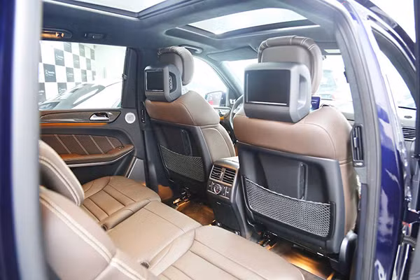 Hàng ghế sau của chiếc xe cũng có hệ thống thông tin giải trí riêng với các màn hình độc lập gắn trên tựa đầu mỗi ghế trước. Ẩn sâu bên trong GLS 63 AMG cũng hội tụ đầy đủ các hệ thống hỗ trợ người lái hiện đại nhất như phòng ngừa va chạm, hỗ trợ đỗ xe chủ động, tự động bảo vệ hành khách PRE-SAFE, cảnh báo mất tập trung Attention Assist...