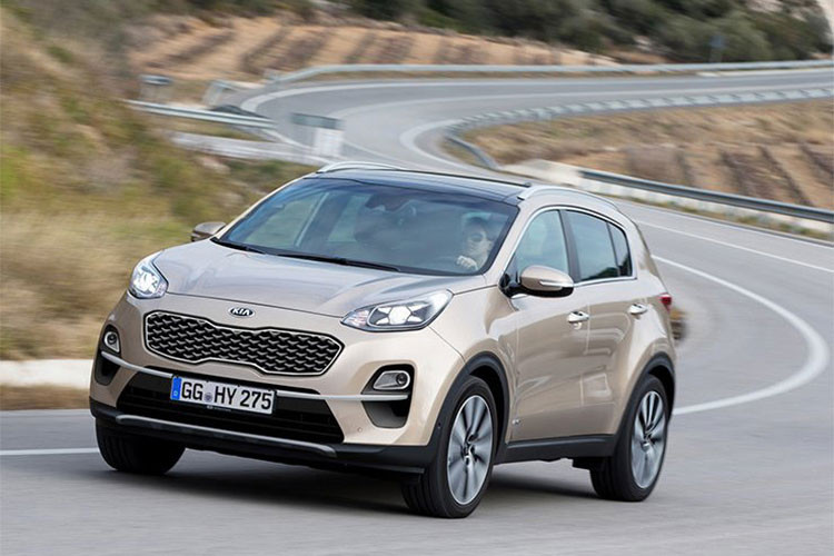 Sau những hình ảnh trên đường thử lộ ra cách đây không lâu, mẫu xe Kia Sportage 2019 phiên bản nâng cấp đã chính thức được hãng xe Hàn Quốc vén màn tại thị trường châu Âu. Đây là phiên bản nâng cấp của Kia Sportage thế hệ thứ 4 vốn đã trình làng cách đây 3 năm.