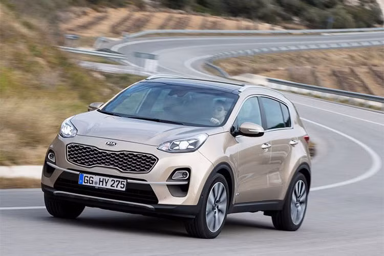 Sau những hình ảnh trên đường thử lộ ra cách đây không lâu, mẫu xe Kia Sportage 2019 phiên bản nâng cấp đã chính thức được hãng xe Hàn Quốc vén màn tại thị trường châu Âu. Đây là phiên bản nâng cấp của Kia Sportage thế hệ thứ 4 vốn đã trình làng cách đây 3 năm.