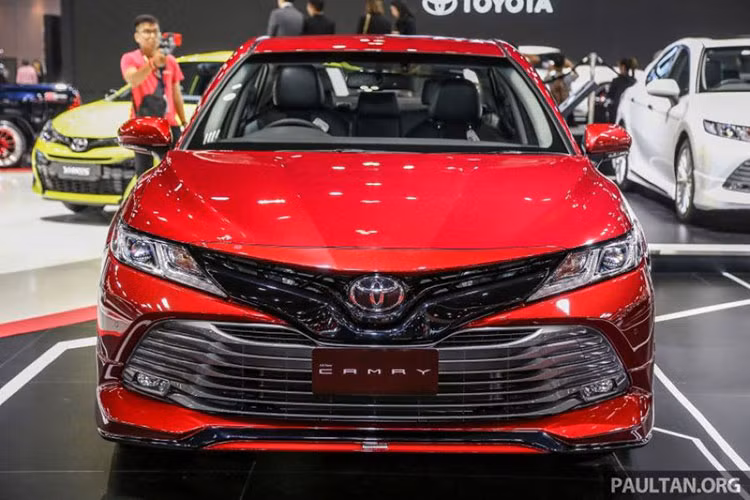Ngoài ra, phiên bản hybrid sử dụng động cơ xăng 2.5 L cho công suất 178 mã lực, mô-men xoắn đạt 221 Nm và động cơ điện cho sức mạnh 120 mã lực và mô-men xoắn đạt 202 Nm, giúp chiếc xe có thể đạt tổng công suất 211 mã lực. Dự kiến Toyota Camry 2019 sẽ ra mắt tại Việt Nam vào tháng 4 tới đây. Xe sẽ được nhập khẩu từ thị trường Thái Lan.