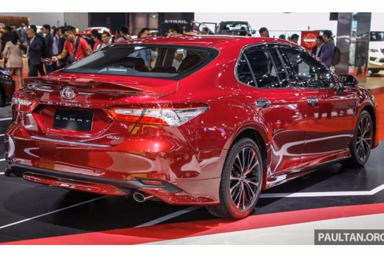 Ở bản cao cấp trang bị hệ thống Toyota Safety Sense bao gồm: cảnh báo trước va chạm PCS, cảnh báo chệch làn đường, kiểm soát hành trình thích ứng cruise control từ radar ở đầu xe (Dynamic Radar Cruise Control), và hệ thống đèn pha chủ động (Adaptive High Beam Assist).