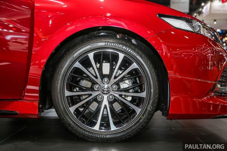 Gói phụ kiện TRD Sportivo cũng bao gồm nẹp sườn và phần mở rộng của cản sau tông kép, cánh lướt gió cố định trên cốp cũng được làm lại giúp diện mạo xe thêm hầm hố. Ngoài việc mua theo gói, các tính năng kể trên còn được các đại lý Toyota Thái Lan bán lẻ, chúng được sơn đen, bạc hoặc không sơn tùy theo khách hàng.