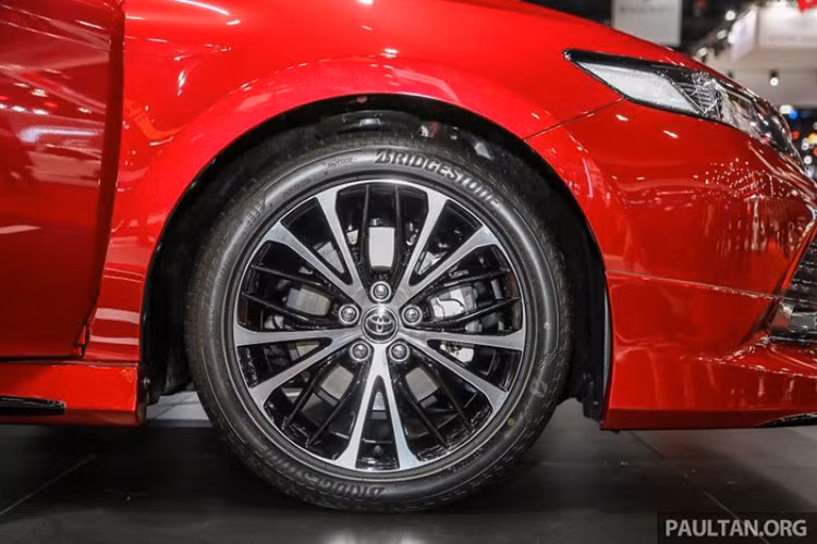 Gói phụ kiện TRD Sportivo cũng bao gồm nẹp sườn và phần mở rộng của cản sau tông kép, cánh lướt gió cố định trên cốp cũng được làm lại giúp diện mạo xe thêm hầm hố. Ngoài việc mua theo gói, các tính năng kể trên còn được các đại lý Toyota Thái Lan bán lẻ, chúng được sơn đen, bạc hoặc không sơn tùy theo khách hàng.