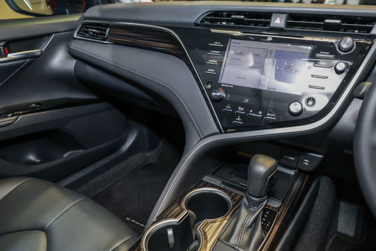 Phía trước bảng điều khiển là màn hình màu 10 inch (HUD). Hệ thống thông tin giải trí với màn hình cảm ứng 8 inch kết nối với hệ thống âm thanh JBL 09 loa... 07 túi khí sẽ là trang bị tiêu chuẩn và 09 túi ở phiên bản cao cấp, ổn định thân xe điện tử (VSC), khởi hành ngang dốc, phanh (ABS/ EBD/ BA), cảnh báo điểm mù, cảnh báo phương tiện cắt ngang khi lùi xe.