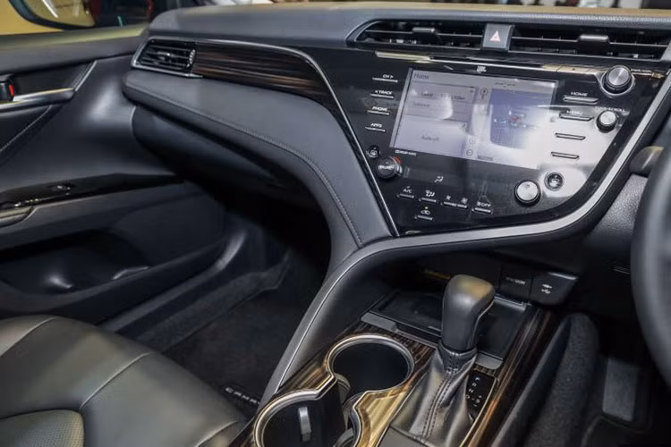 Phía trước bảng điều khiển là màn hình màu 10 inch (HUD). Hệ thống thông tin giải trí với màn hình cảm ứng 8 inch kết nối với hệ thống âm thanh JBL 09 loa... 07 túi khí sẽ là trang bị tiêu chuẩn và 09 túi ở phiên bản cao cấp, ổn định thân xe điện tử (VSC), khởi hành ngang dốc, phanh (ABS/ EBD/ BA), cảnh báo điểm mù, cảnh báo phương tiện cắt ngang khi lùi xe.