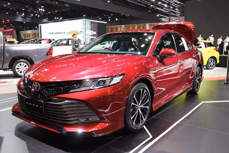 Toyota Camry 2019 manh me hon voi goi do TRD Sportivo
