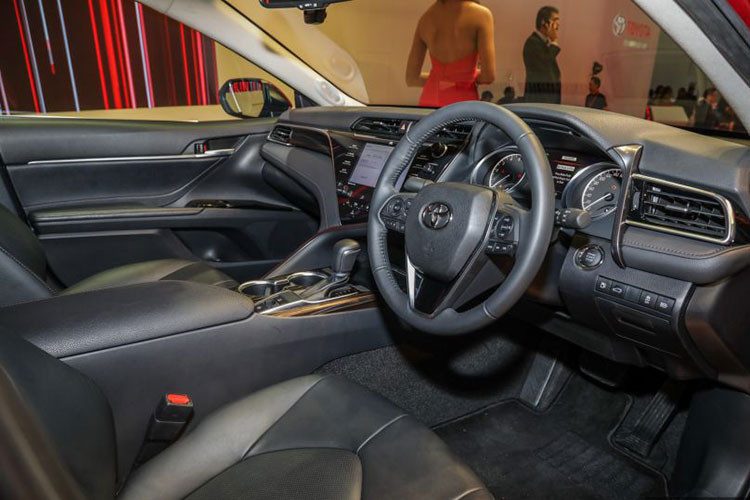 Về nội thất, Toyota Camry TRD Sportivo mới tại Thái Lan không có nhiều sự thay đổi so với bản tiêu chuẩn. Tất cả ghế đều bọc da, ghế lái chỉnh điện 08 hướng, trang bị sạc điện thoại không dây, chìa khoá thông minh (Keyless Entry), rèm che nắng phía sau.