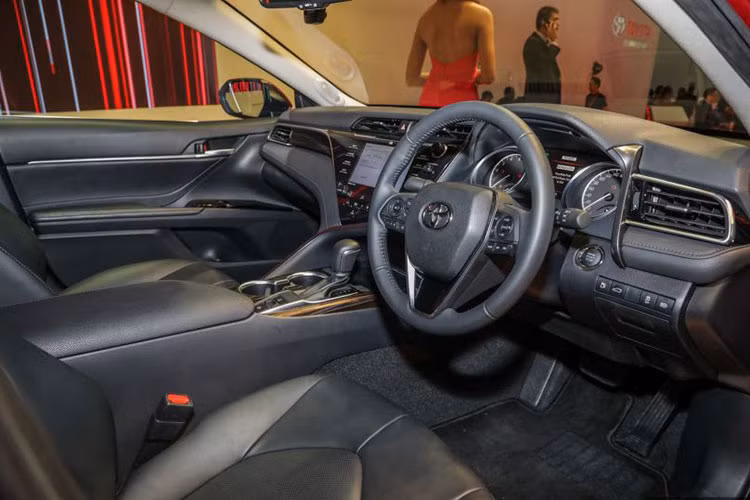 Về nội thất, Toyota Camry TRD Sportivo mới tại Thái Lan không có nhiều sự thay đổi so với bản tiêu chuẩn. Tất cả ghế đều bọc da, ghế lái chỉnh điện 08 hướng, trang bị sạc điện thoại không dây, chìa khoá thông minh (Keyless Entry), rèm che nắng phía sau.