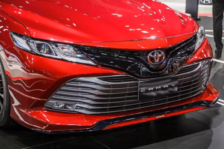 Dễ nhận ra nhất ở phiên bản thể thao này là phần lưới tản nhiệt đen bóng ngay logo. Thiết kế của lưới tản nhiệt này cũng thay đổi đôi chút với 2 thanh đen chồng lên nhau nhằm tôn lên hệ thống đèn pha LED ở đầu xe.