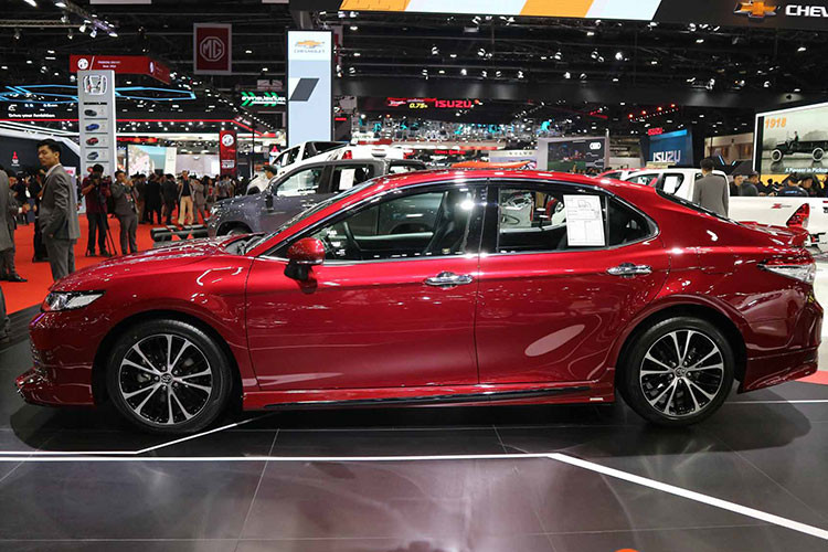 Toyota Camry TRD Sportivo mới chính xác là một phiên bản thể thao hơn, cá tính hơn của Toyota Camry, bộ bodykit này bao gồm cánh lướt gió phía trước nổi bật, dải yếm tước nhô hơn hẳn so với xe tiêu chuẩn.