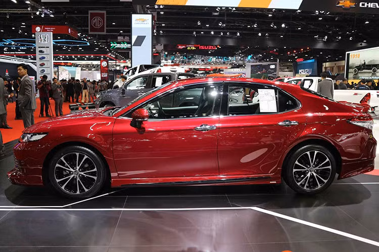 Toyota Camry TRD Sportivo mới chính xác là một phiên bản thể thao hơn, cá tính hơn của Toyota Camry, bộ bodykit này bao gồm cánh lướt gió phía trước nổi bật, dải yếm tước nhô hơn hẳn so với xe tiêu chuẩn.